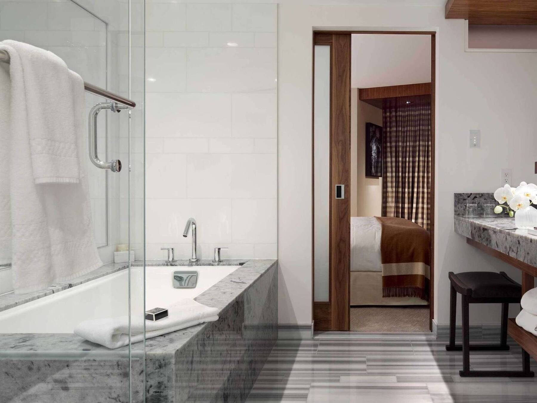 Signature Harbour Mountain View King