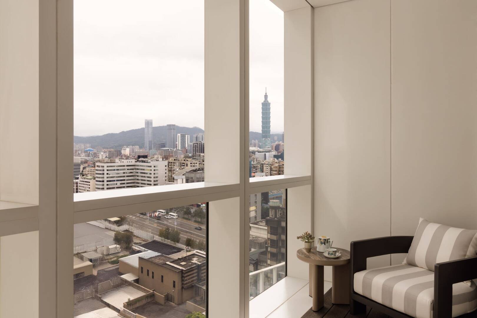 PREMIER SKYLINE KING ROOM