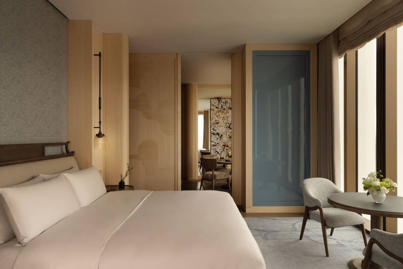 DELUXE SKYLINE SUITE