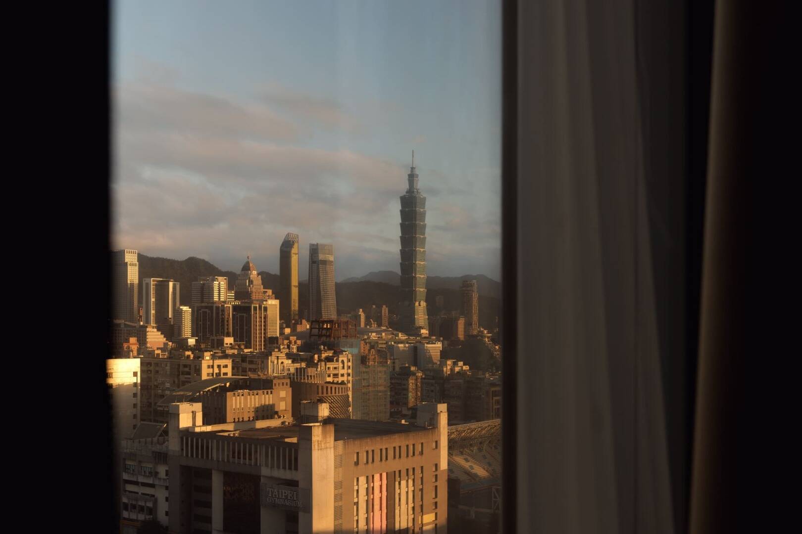 DELUXE SKYLINE SUITE