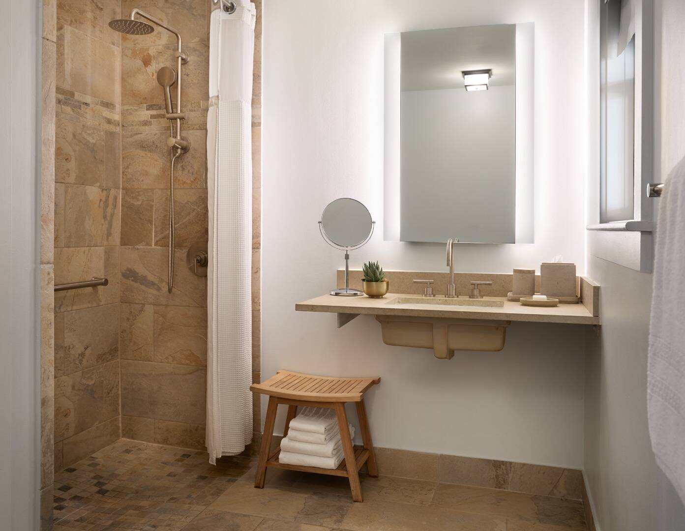 DREAMCATCHER ACCESSIBLE TWO QUEEN ROOM