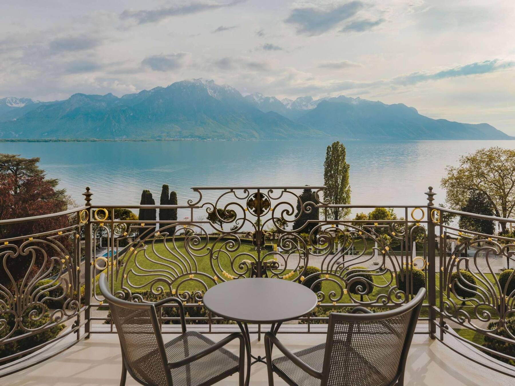 Signature Lake View Room - King Bed