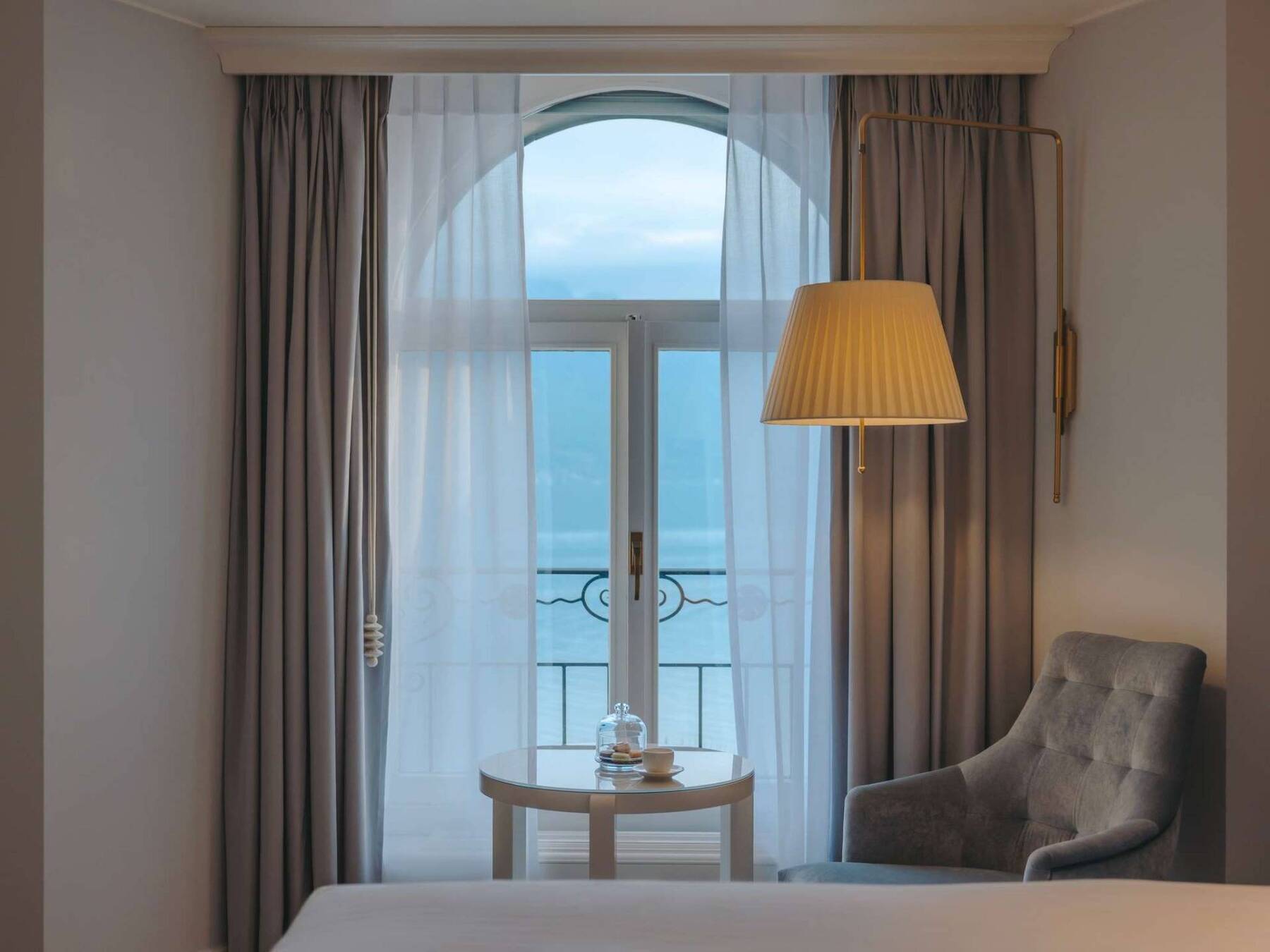 Fairmont Lake View Room - Queen Bed