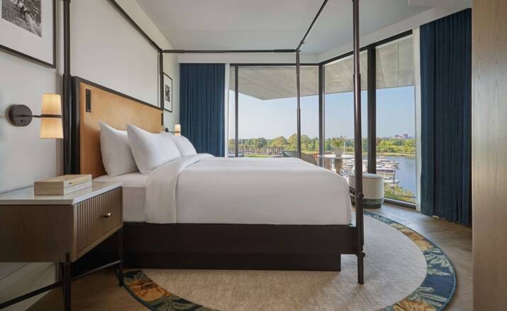 Corner River View King