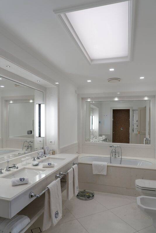 Deluxe Sea View Suite