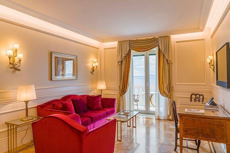 Deluxe Sea View Suite