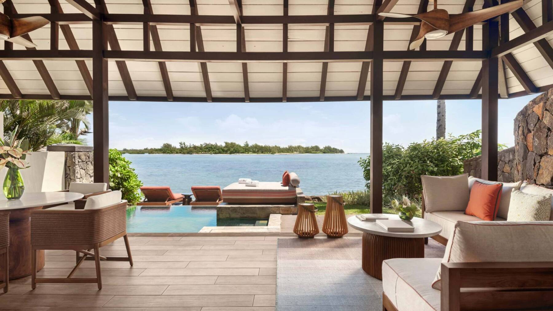 Island Garden Pool King Bed
