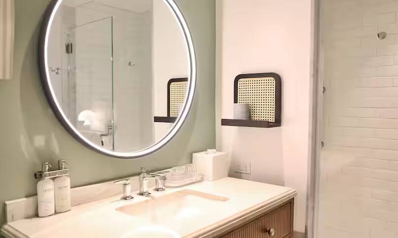 Victorian Oceanfront Balcony King Mobility Access Shower