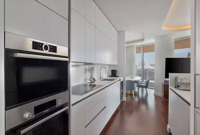 KING TWO BEDROOM CORNER RESIDENCE
