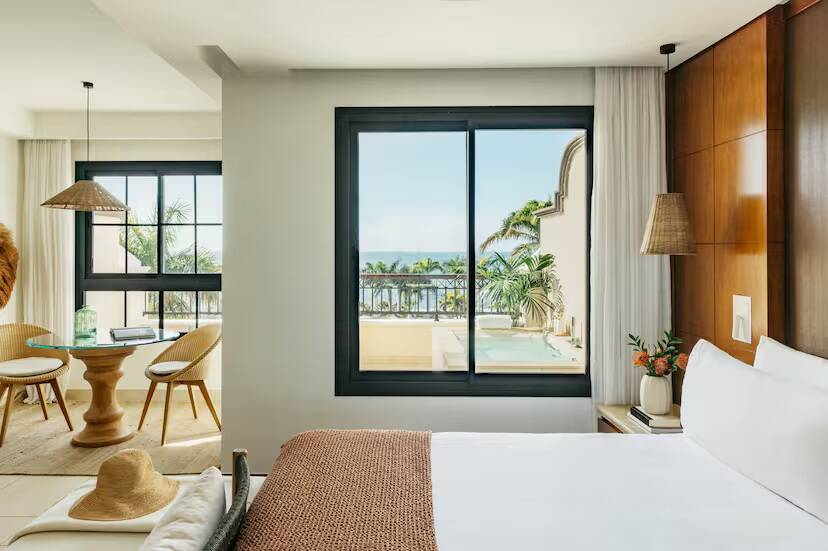 RedLevel Junior Suite Room Frontal Ocean View Whirpool Bathtub