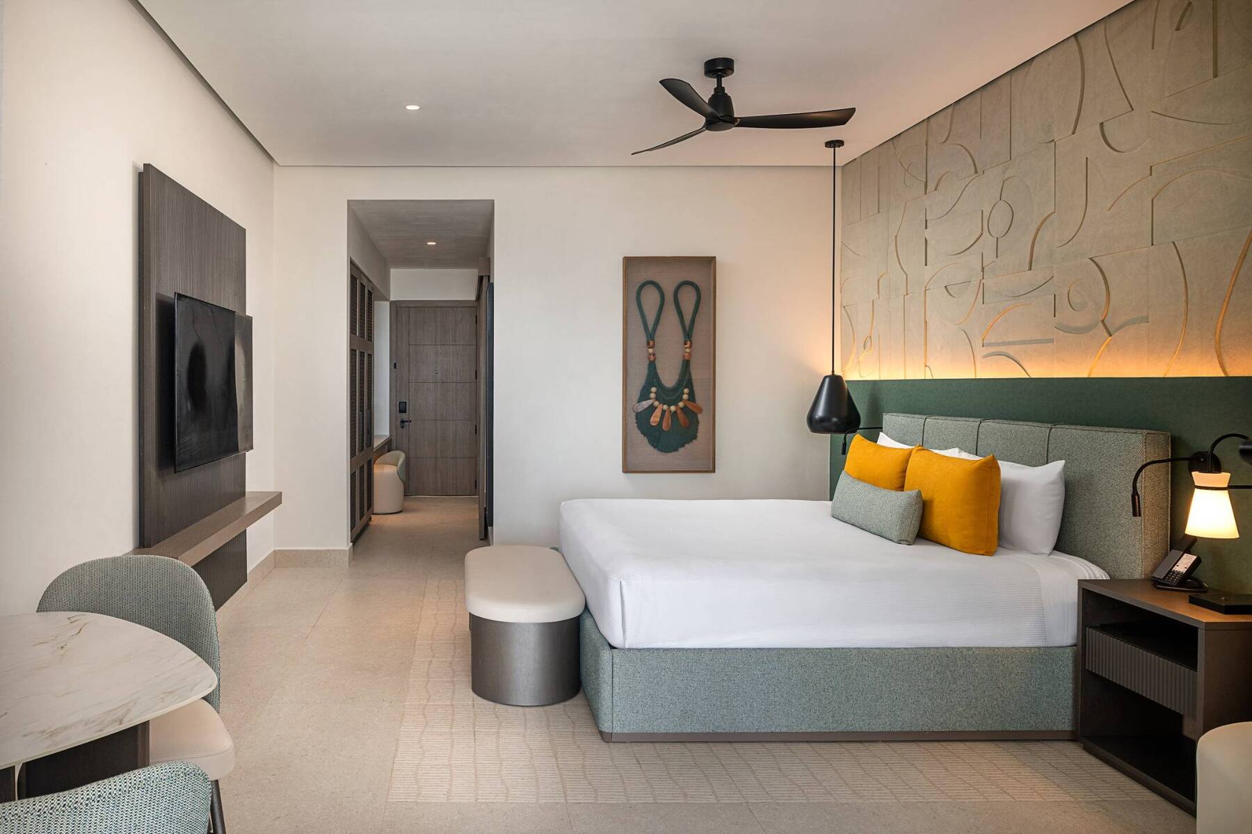 TROPICAL KING MOBILITY ACCESSIBLE ROOM