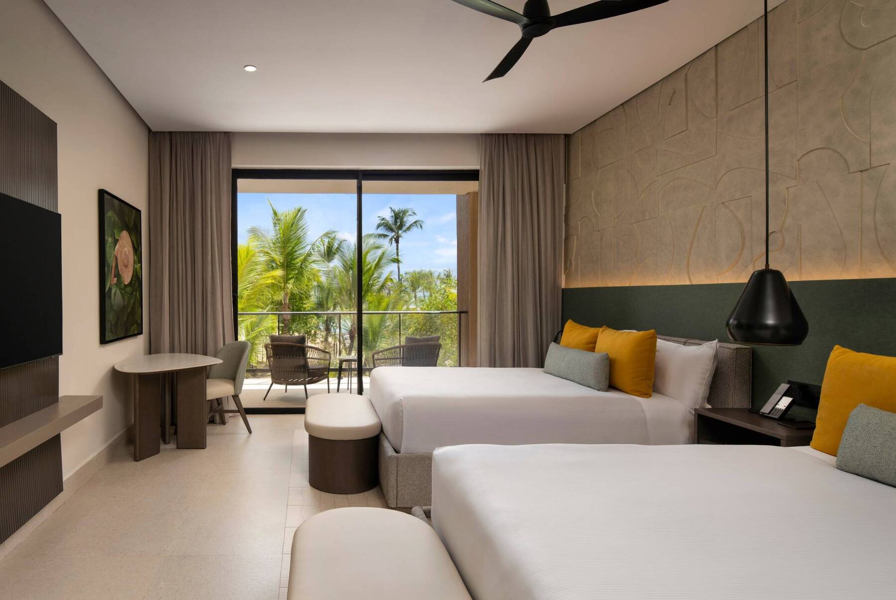 TROPICAL VIEW ROOM TWO QUEEN BEDS