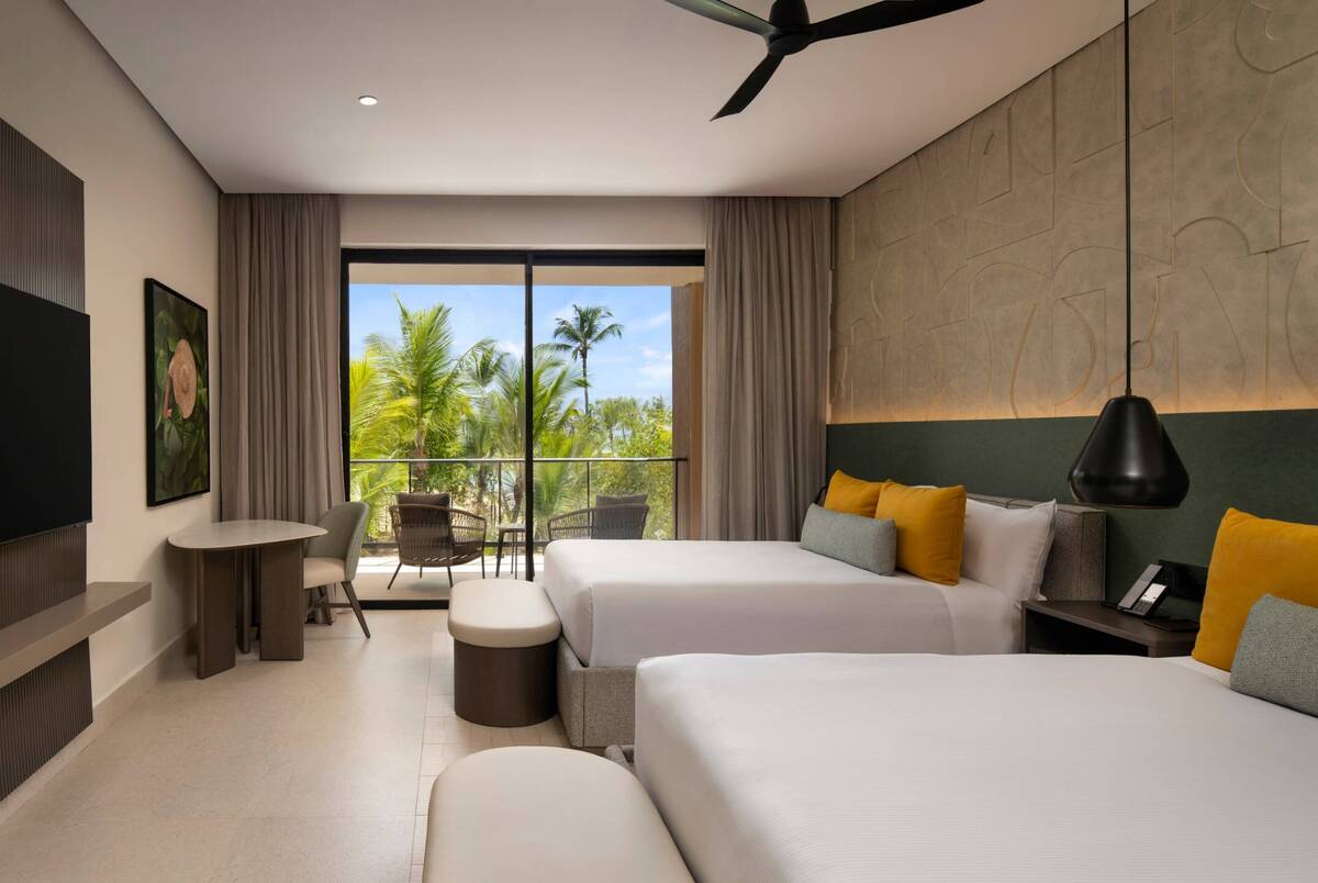 TROPICAL VIEW ROOM TWO QUEEN BEDS