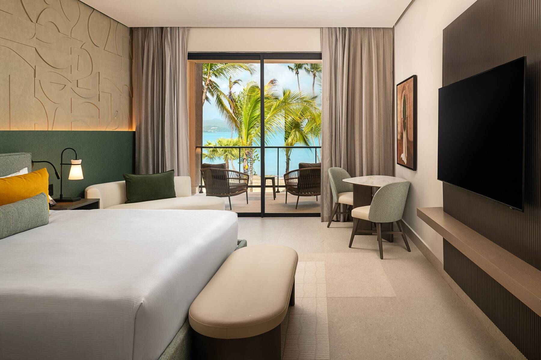 OCEAN FRONT ROOM KING BED