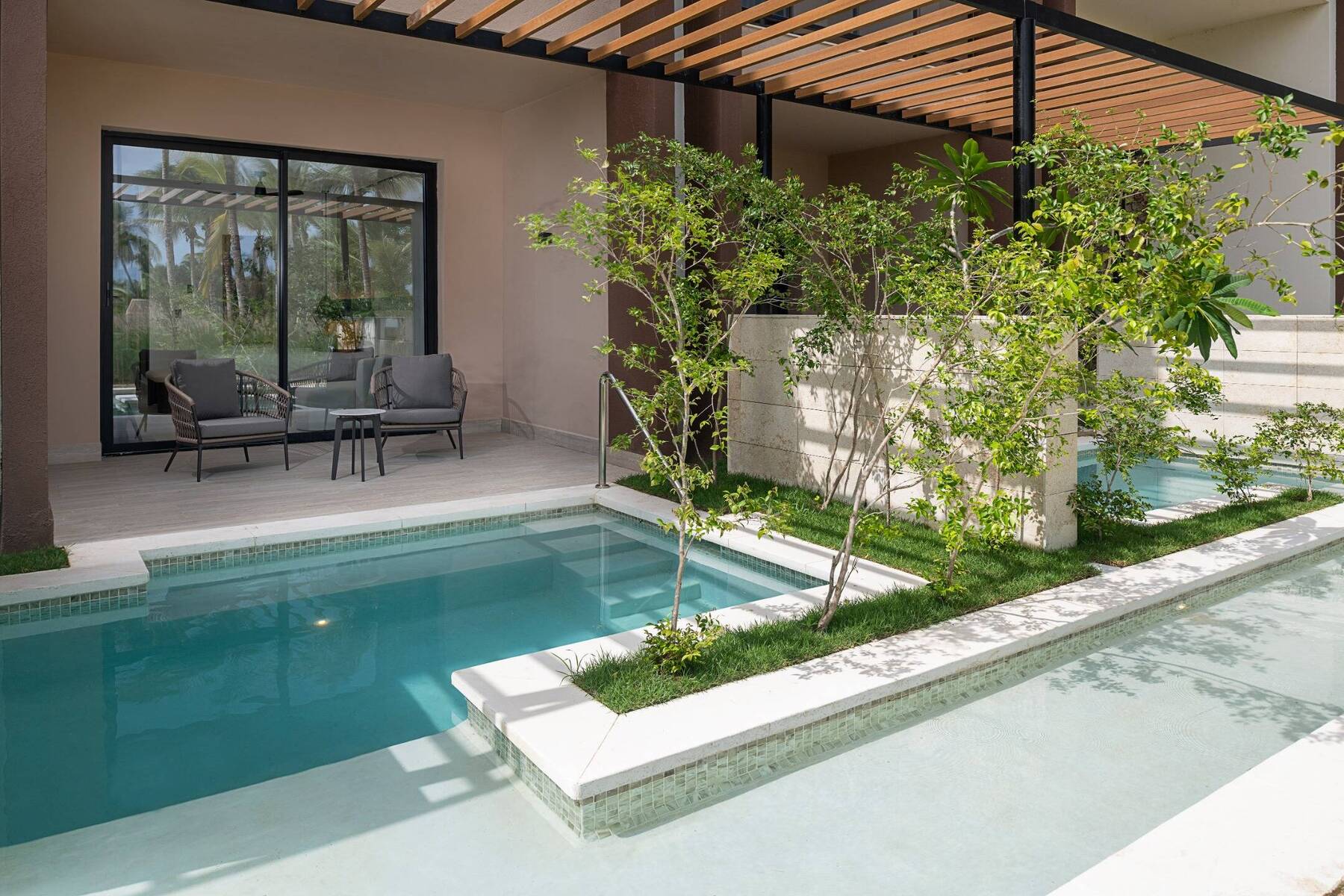 PLUNGE POOL TROPICAL VIEW ROOM KING BED