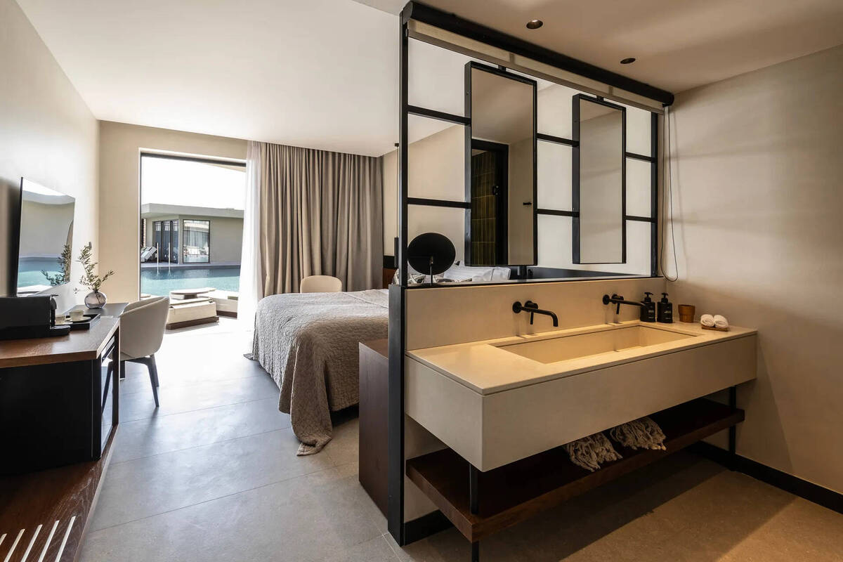 Superior Suite Swim Up Partial Sea View