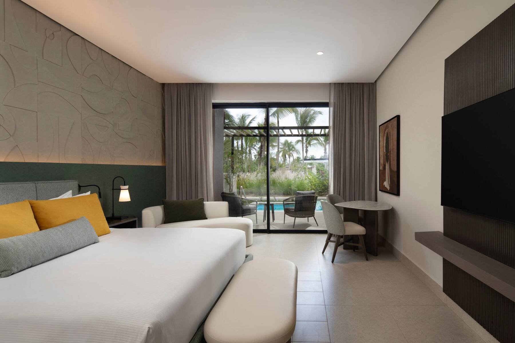 CLUB AZURE PLUNGE POOL TROPICAL VIEW ROOM KING