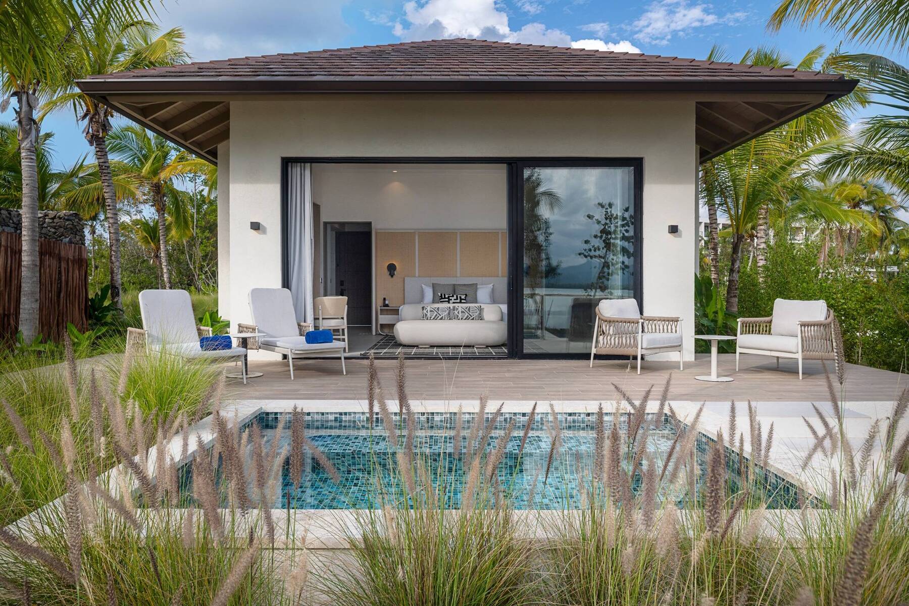 CLUB AZURE OCEANFRONT BUNGALOW STUDIO SUITE KING