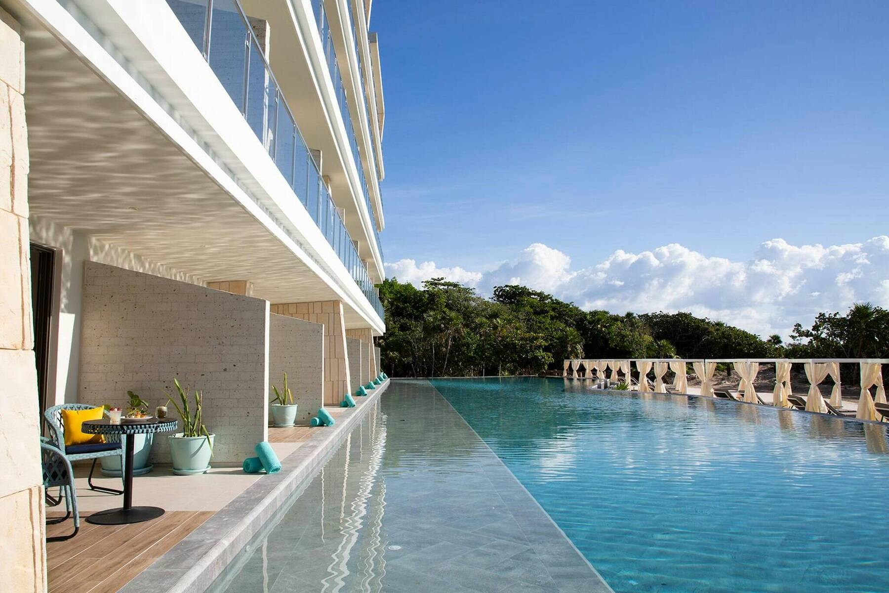 Swim Out King Suite with Bathtub