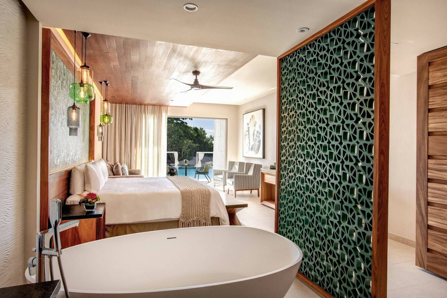 Swim Out King Suite with Bathtub