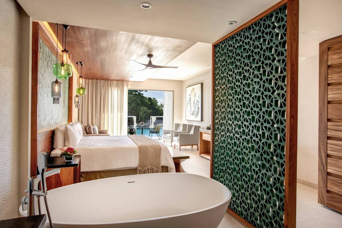  Swim Out King Suite with Bathtub