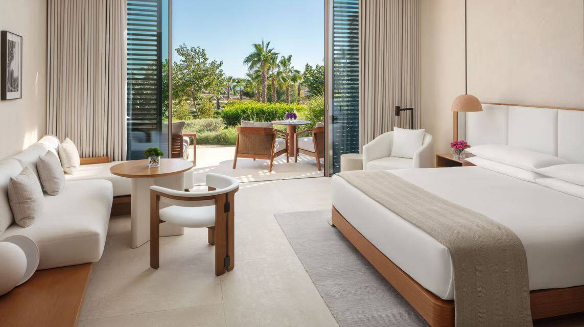 DELUXE KING PARTIAL SEA VIEW
