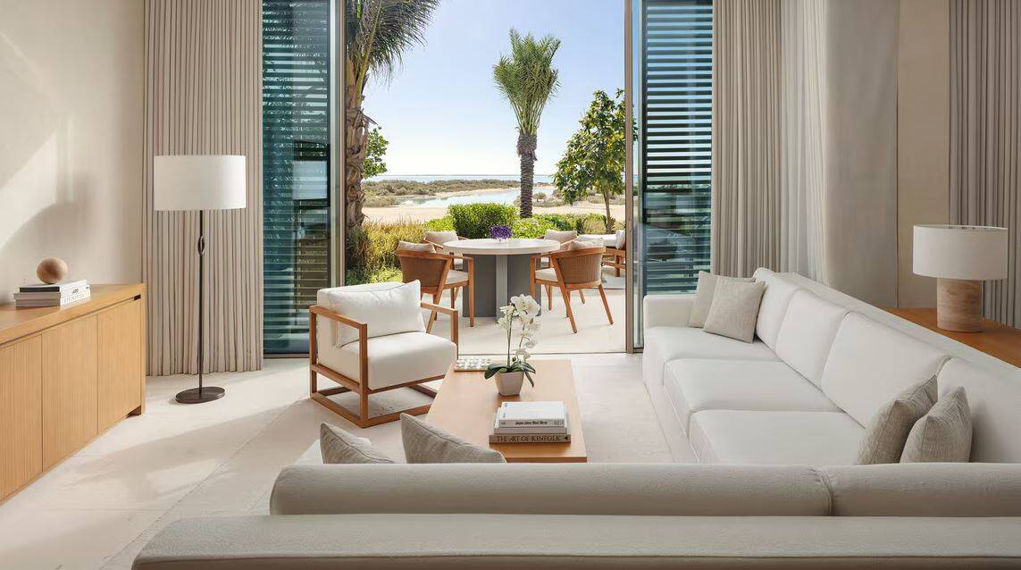 REEF SUITE SEAFRONT PLUNGE POOL