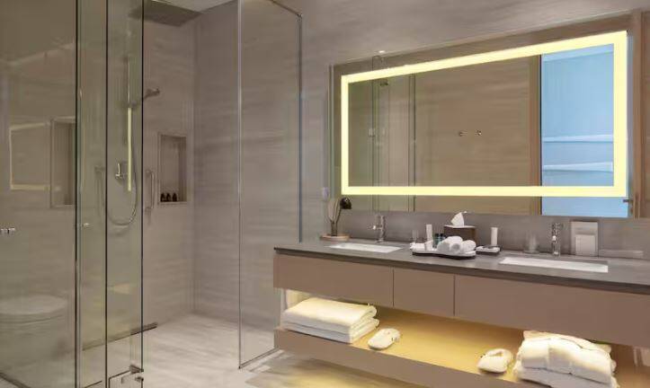 KING DELUXE ACCESSIBLE ROOM PARTIAL SEA VIEW