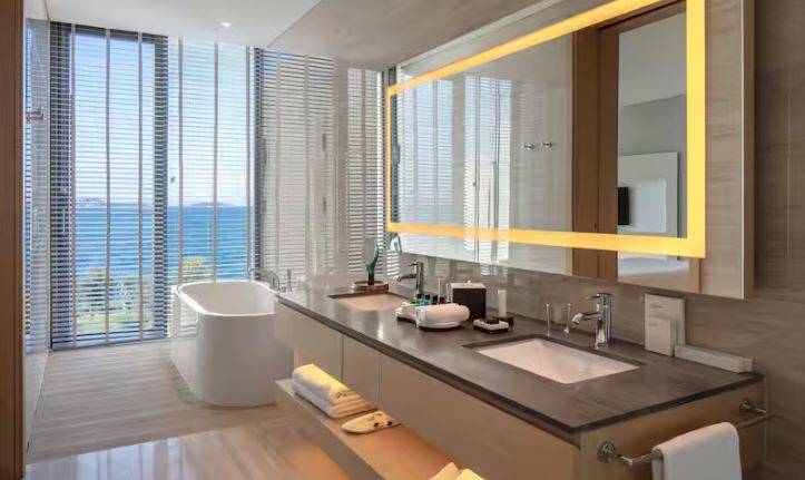 KING JUNIOR SUITE WITH BALCONY AND SEA VIEW