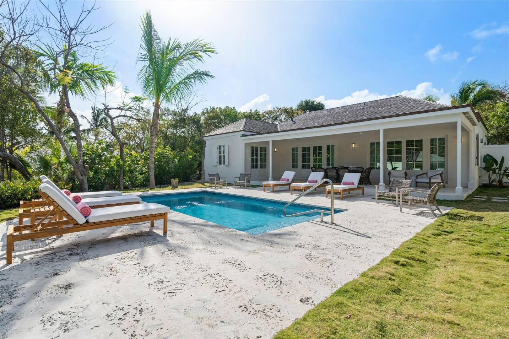 FLAMINGO VILLA + COTTAGE 
