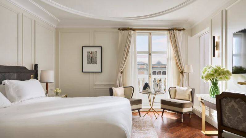 DELUXE PRADO VIEW ROOM