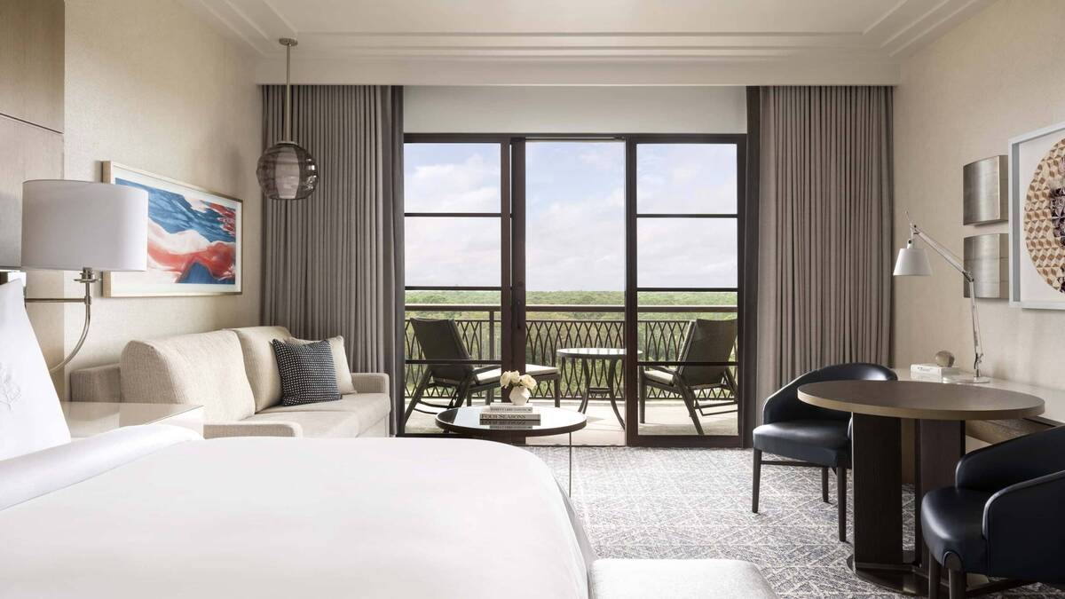 Lake View Room - King Bed