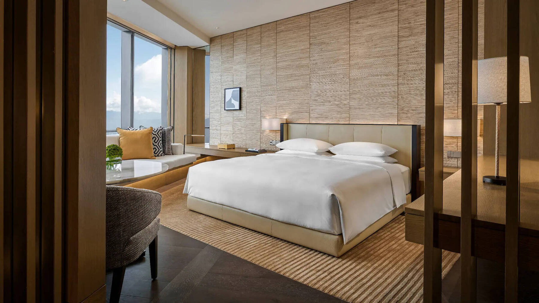 ONE KING BED, CORNER