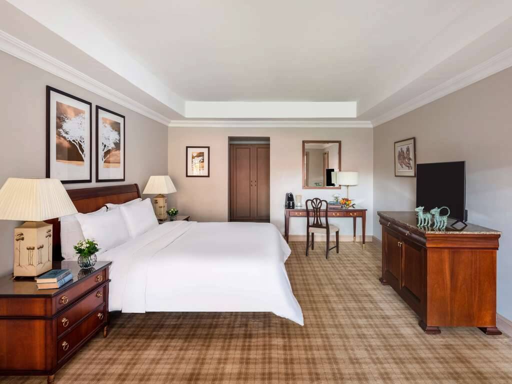 DELUXE SUITE WITH KING