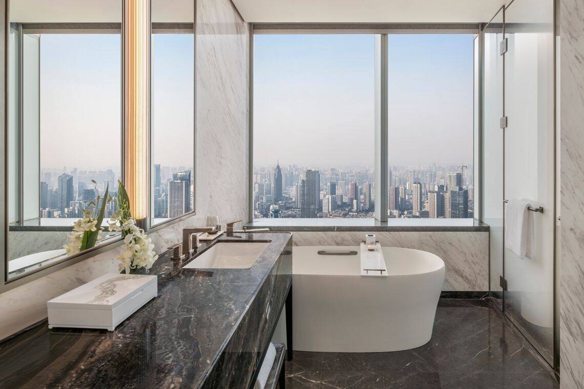 PREMIER TWO DOUBLE GUESTROOM, YANGTZE RIVER VIEW