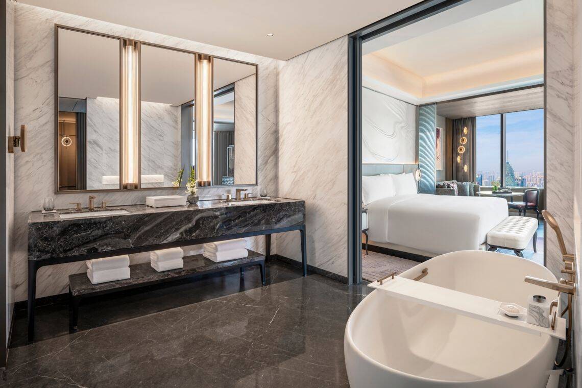 ELEGANT STUDIO KING GUESTROOM, YANGTZE RIVER VIEW