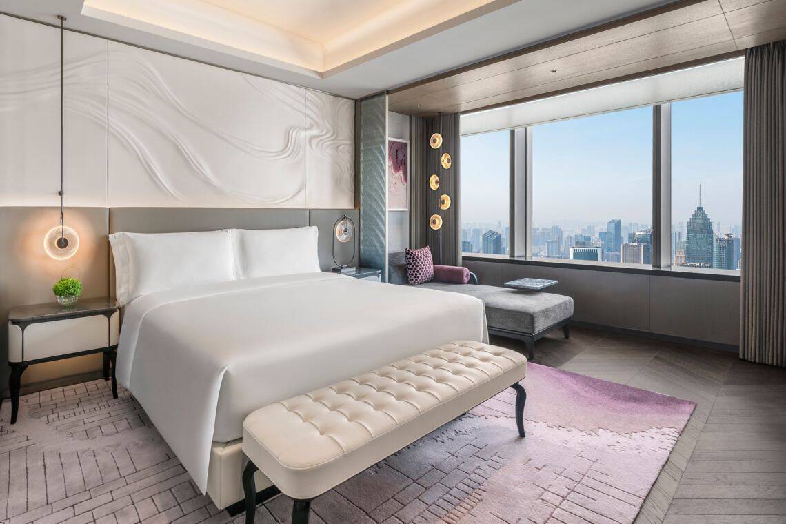 DELUXE KING SUITE, CITY SKYLINE VIEW