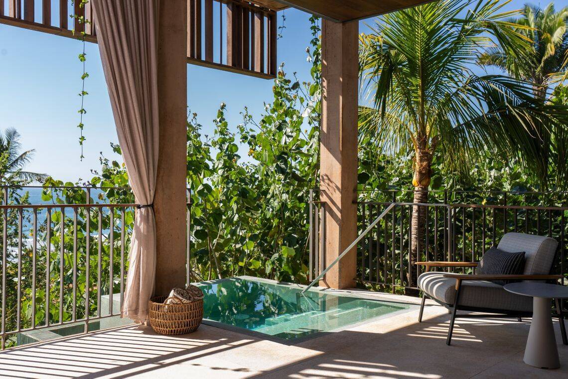 OCEAN VIEW PLUNGE POOL KING, SOFA BED
