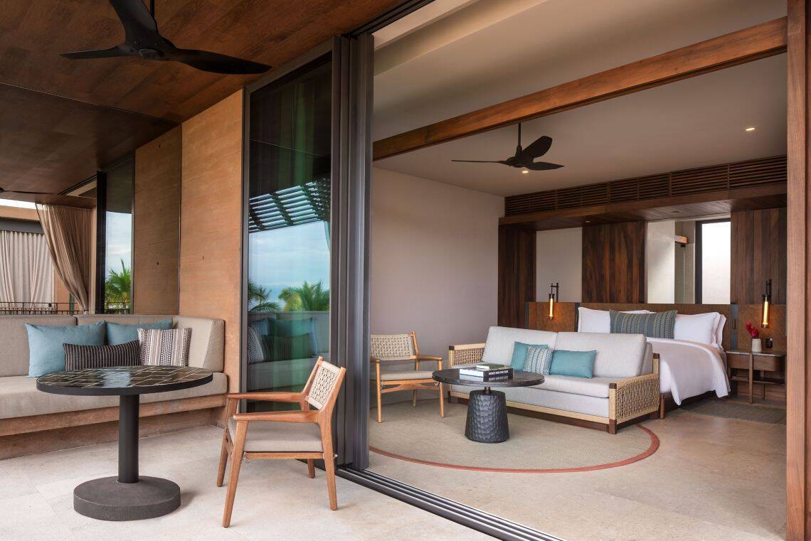 BEACH FRONT POOL KING SUITE, SOFA BED