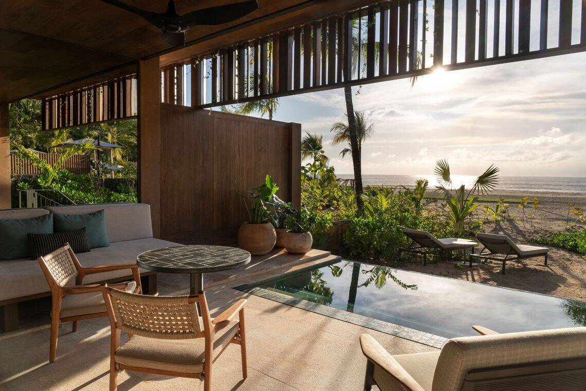 BEACH FRONT POOL TWO QUEEN SUITE