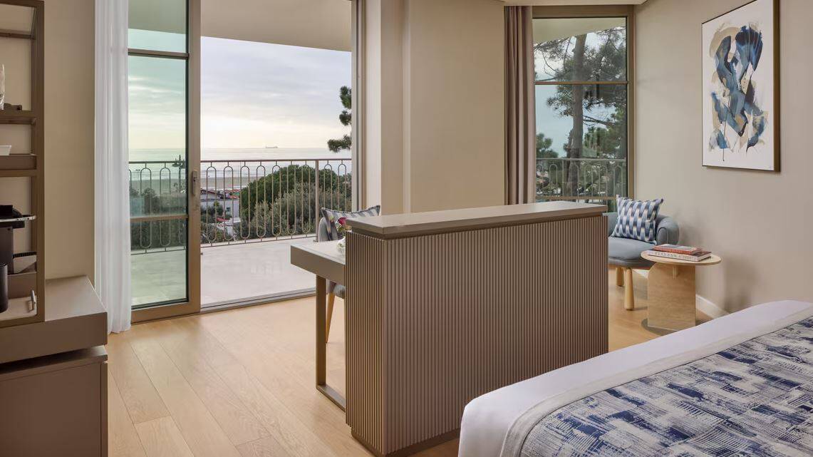 PANORAMIC SEA VIEW LARGER KING CORNER ROOM BALCONY