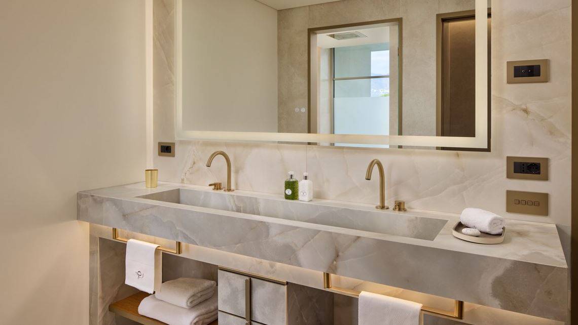 JUNIOR SUITE KING BALCONY