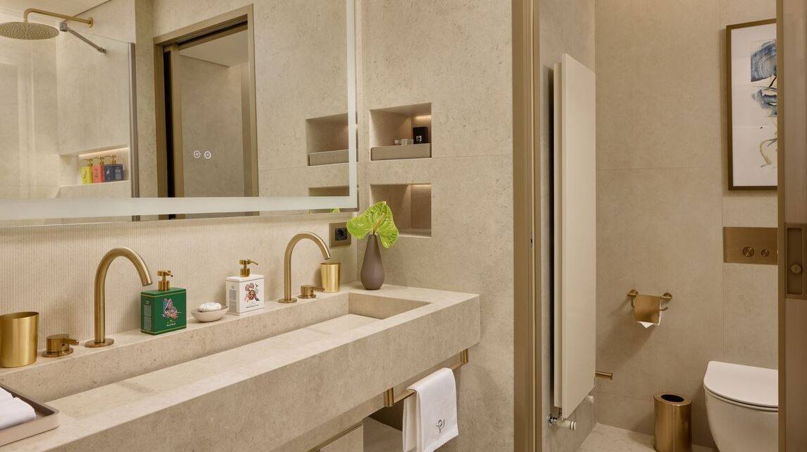 JUNIOR SUITE KING BALCONY
