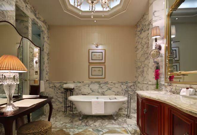 KING BUND HERITAGE STAIRCASE SUITE