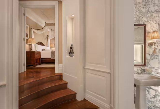 KING BUND HERITAGE STAIRCASE SUITE