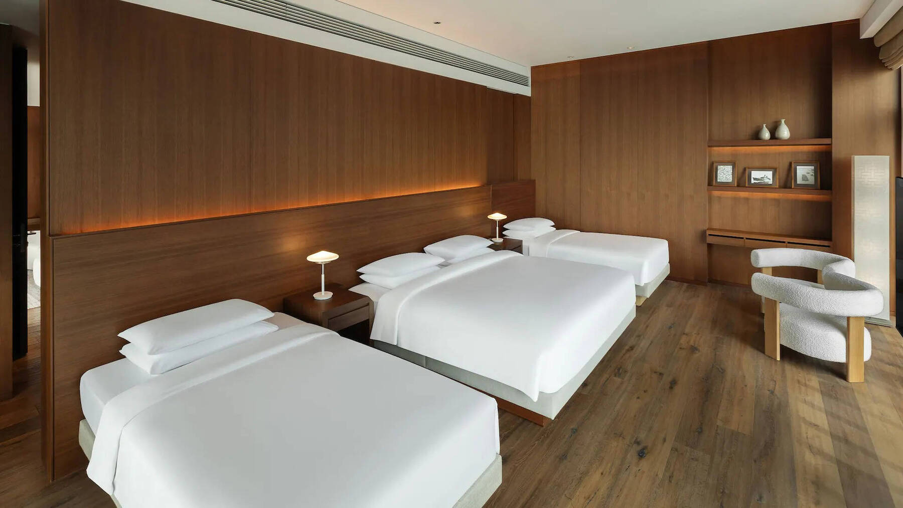 DIAMOND BRIDGE SUITE, ONE KING AND TWO TWIN BEDS