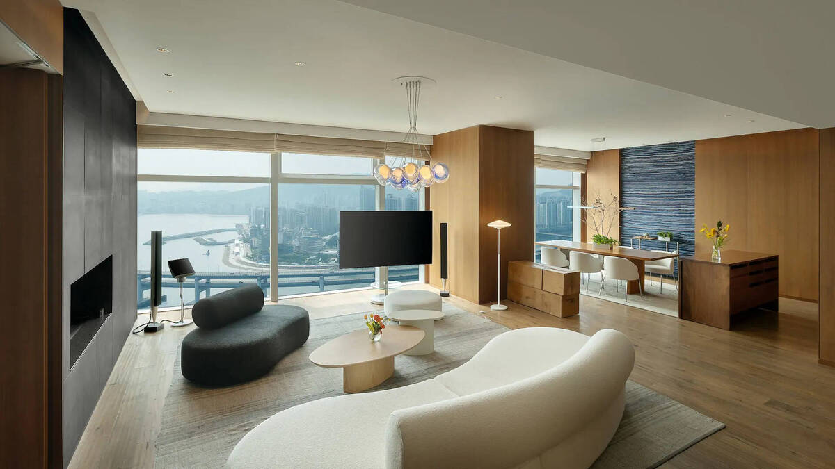 DIAMOND BRIDGE SUITE, ONE KING AND TWO TWIN BEDS