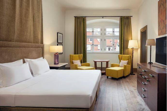 DELUXE ST THOMAS CHURCH VIEW ROOM