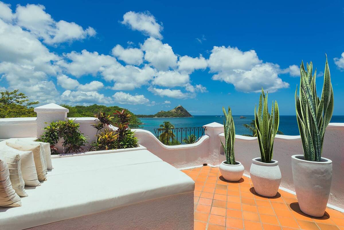 Three Bedroom Oceanview Villa with Pool and Rooftop Terrace